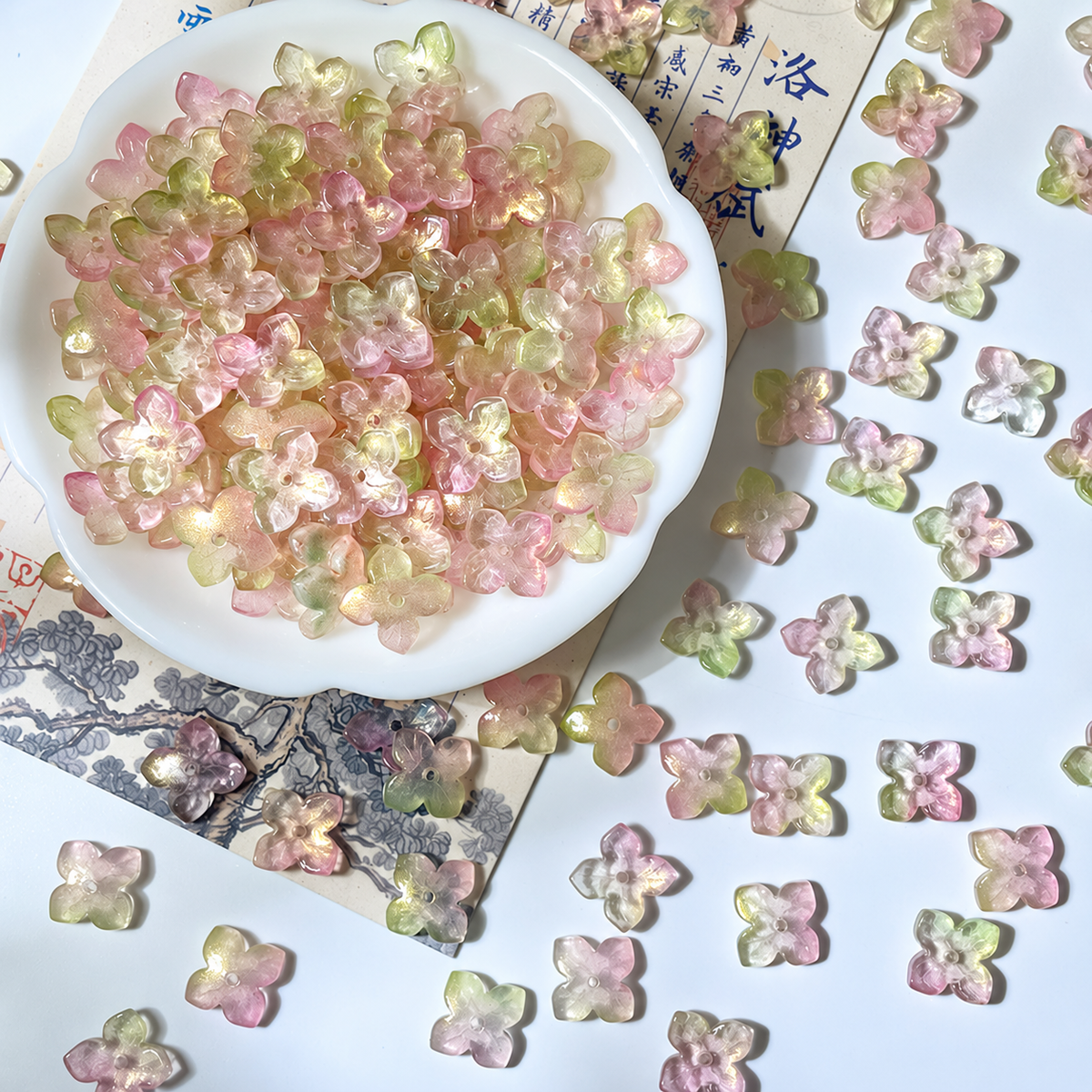 10mm four-petal glass hydrangea beads in Green & Pink Gold, 50 pieces per pack