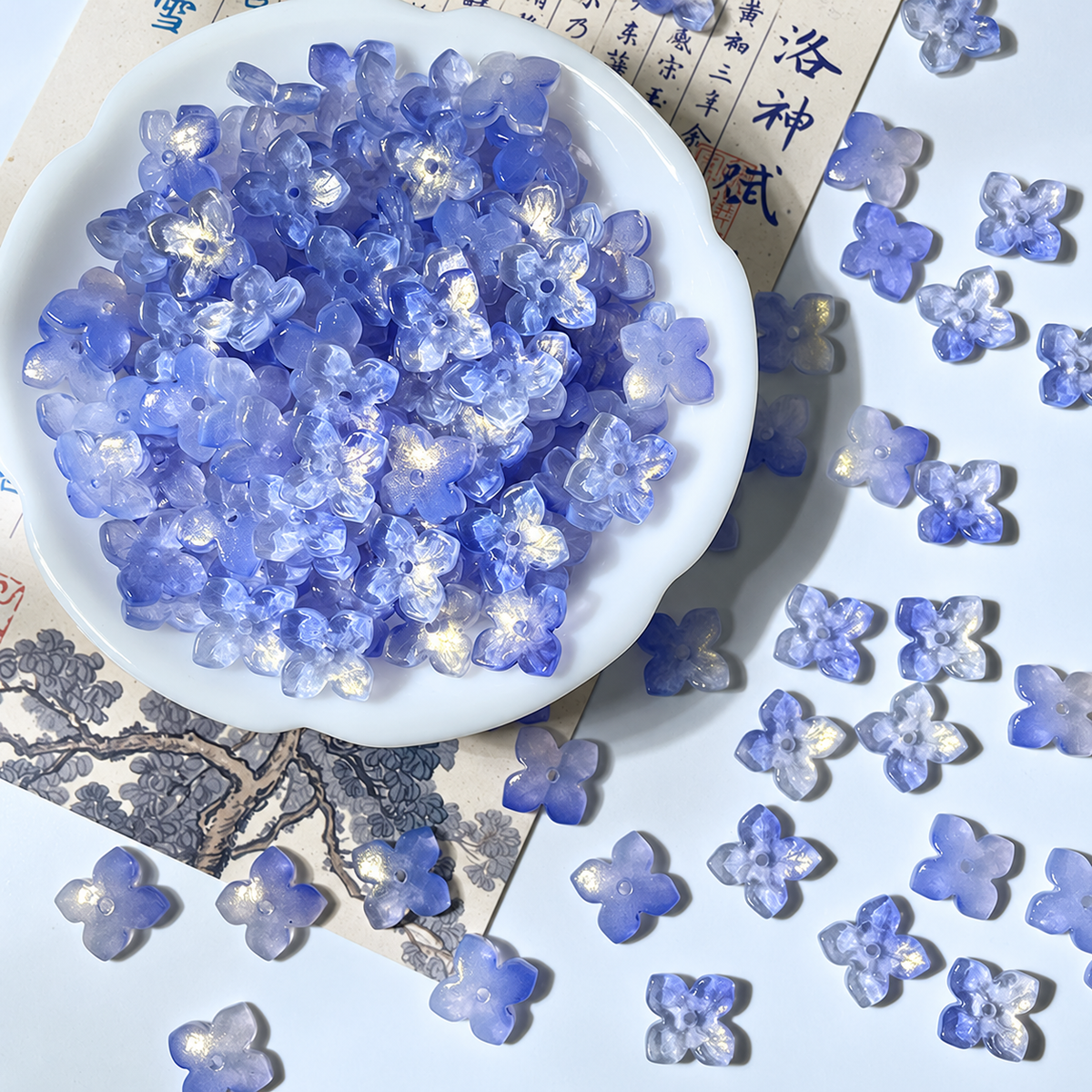 10mm four-petal glass hydrangea beads in Periwinkle Blue Gold, 50 pieces per pack