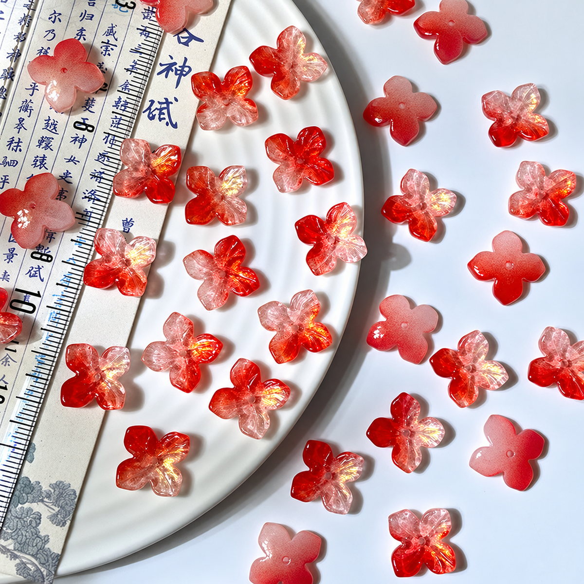 14mm four-petal glass hydrangea beads in Cherry Red Gold, 50 pieces per pack
