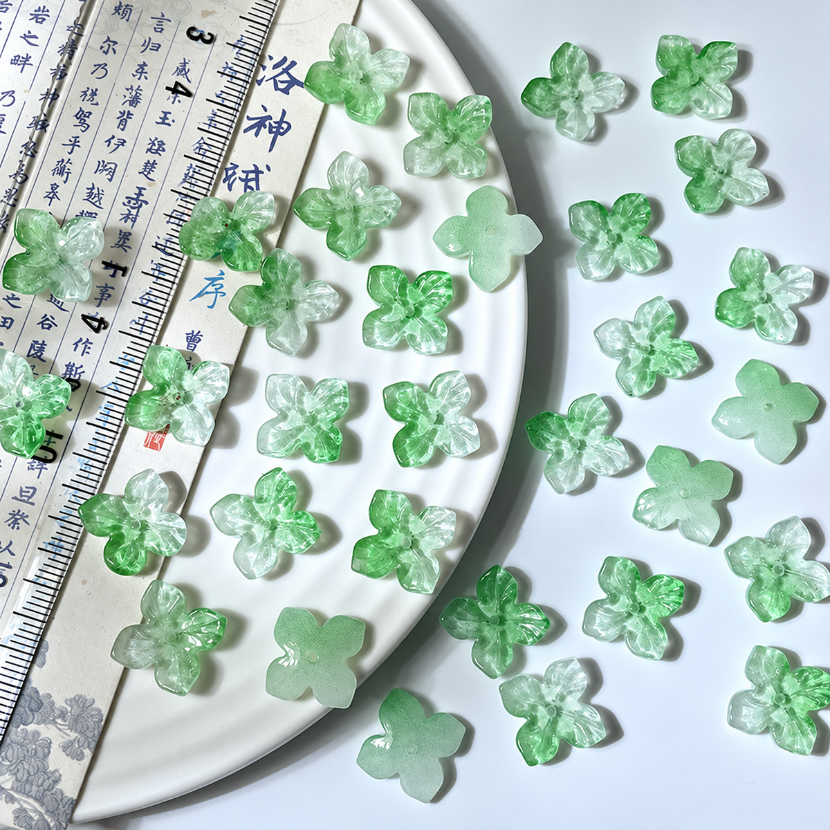 14mm four-petal glass hydrangea beads in Milky Green Gradient, 50 pieces per pack