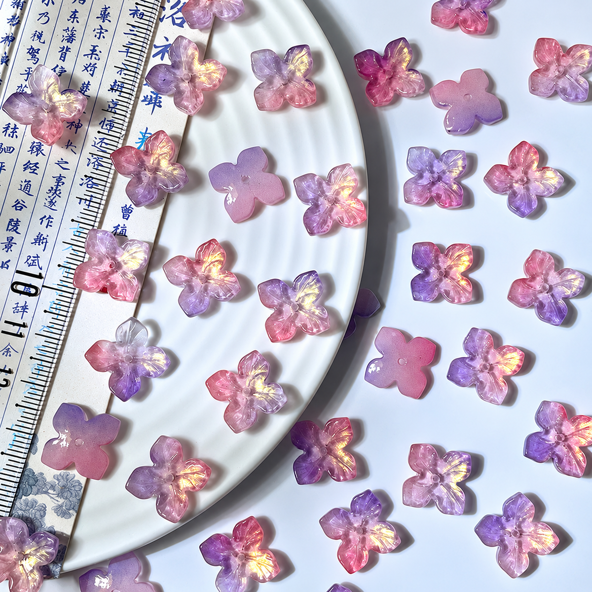 14mm four-petal glass hydrangea beads in Pink & Purple Gold, 50 pieces per pack