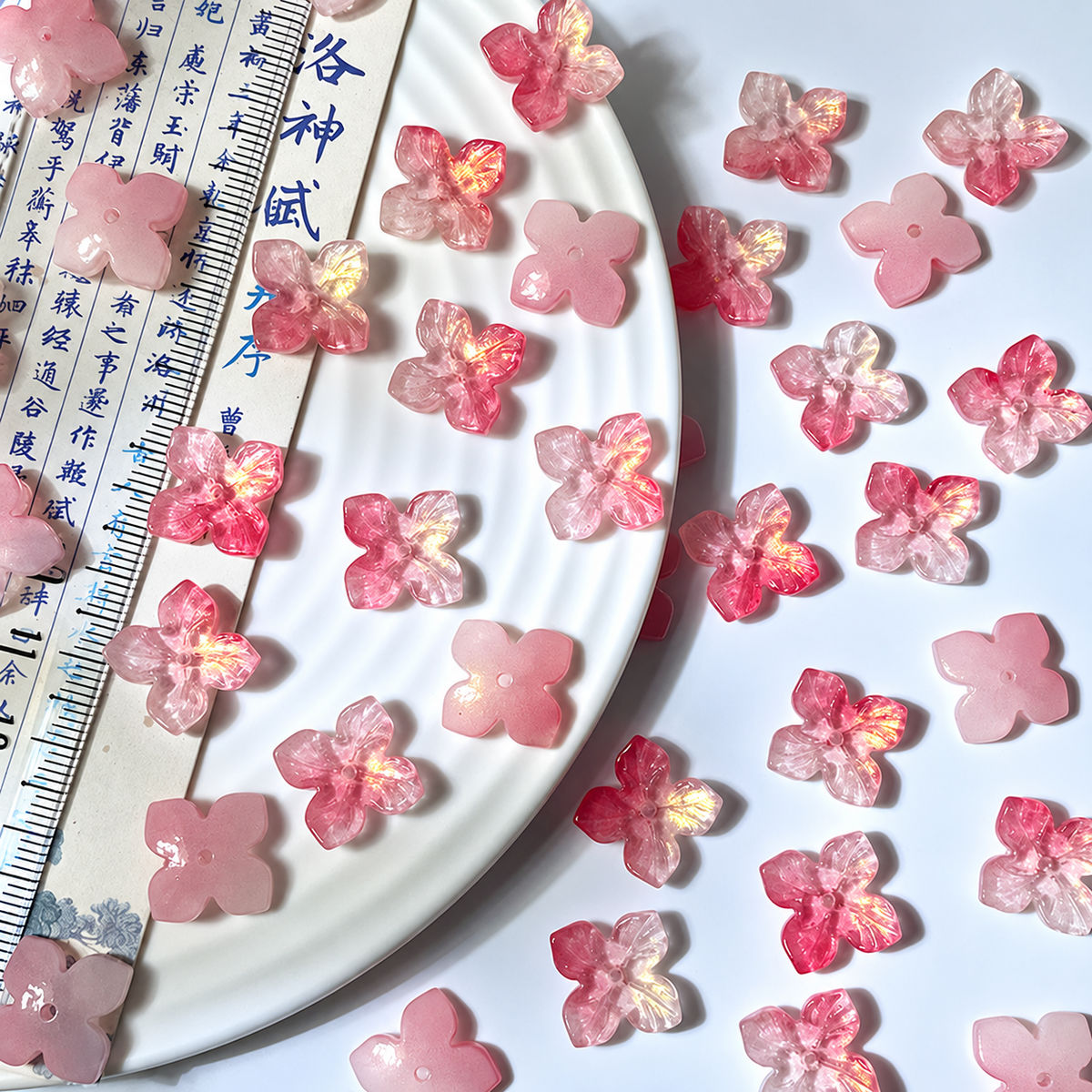14mm four-petal glass hydrangea beads in Red & White Gold, 50 pieces per pack