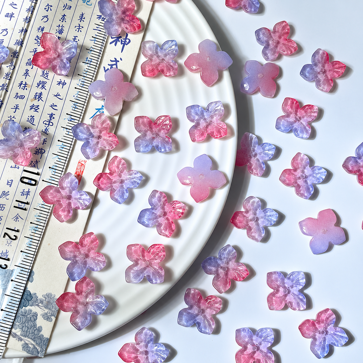 14mm four-petal glass hydrangea beads in Rose & Lavender Gradient, 50 pieces per pack