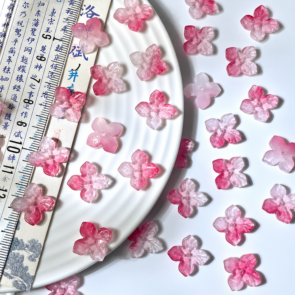 14mm four-petal glass hydrangea beads in Rose Pink Gradient, 50 pieces per pack