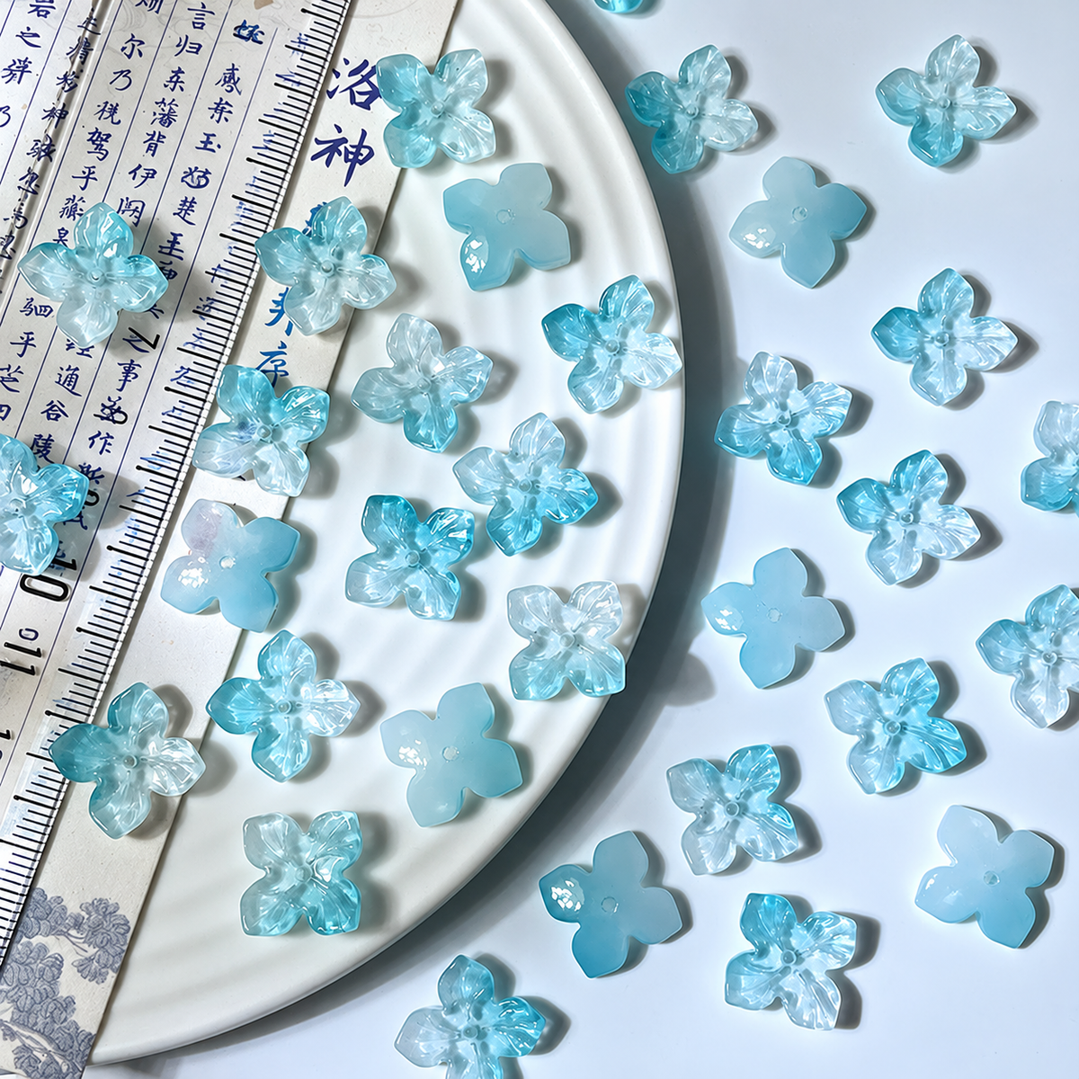 14mm four-petal glass hydrangea beads in Sky Blue Gradient, 50 pieces per pack