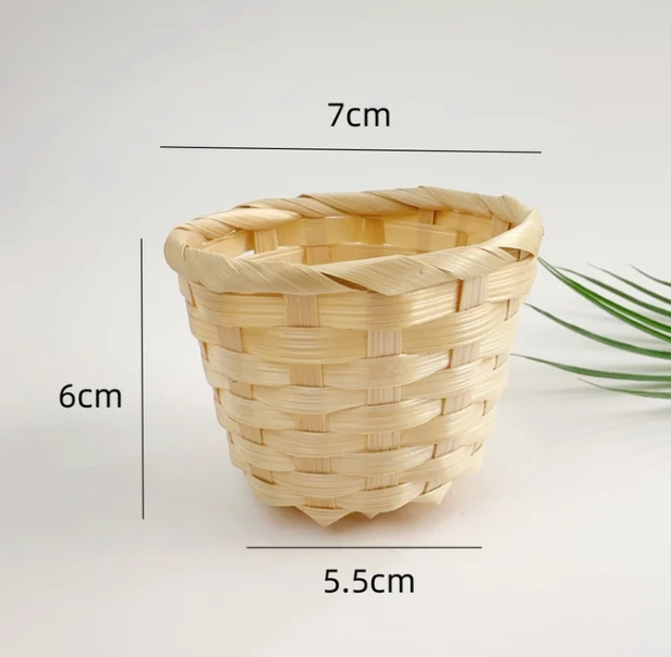 Mini woven basket dimensions: 7 cm wide and 6 cm tall