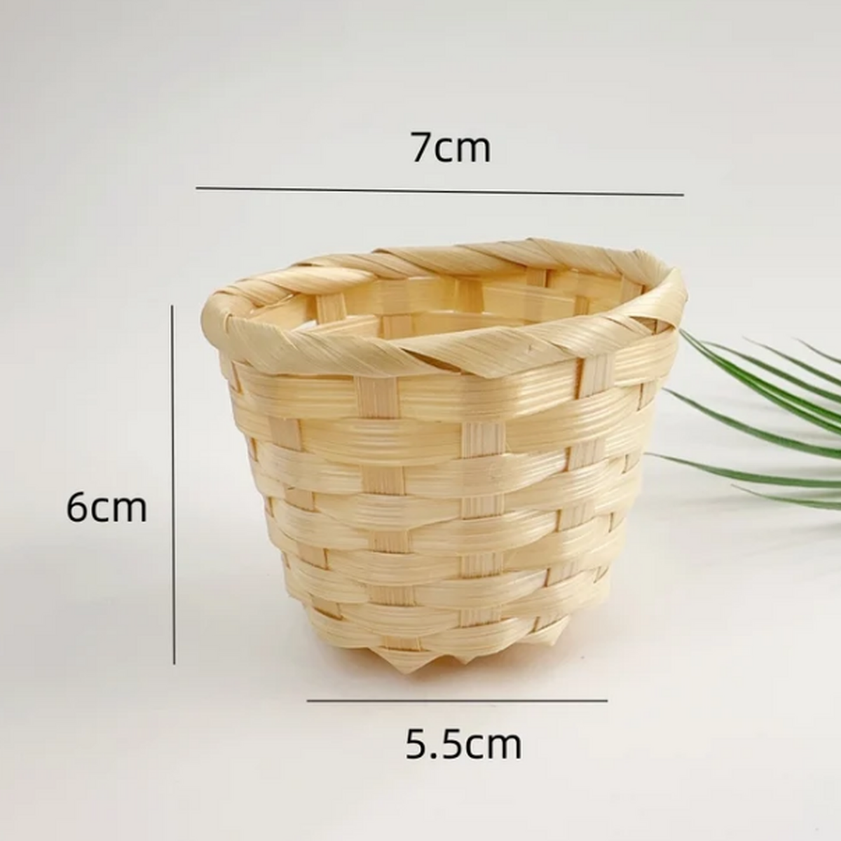 Mini woven basket dimensions: 7 cm wide and 6 cm tall